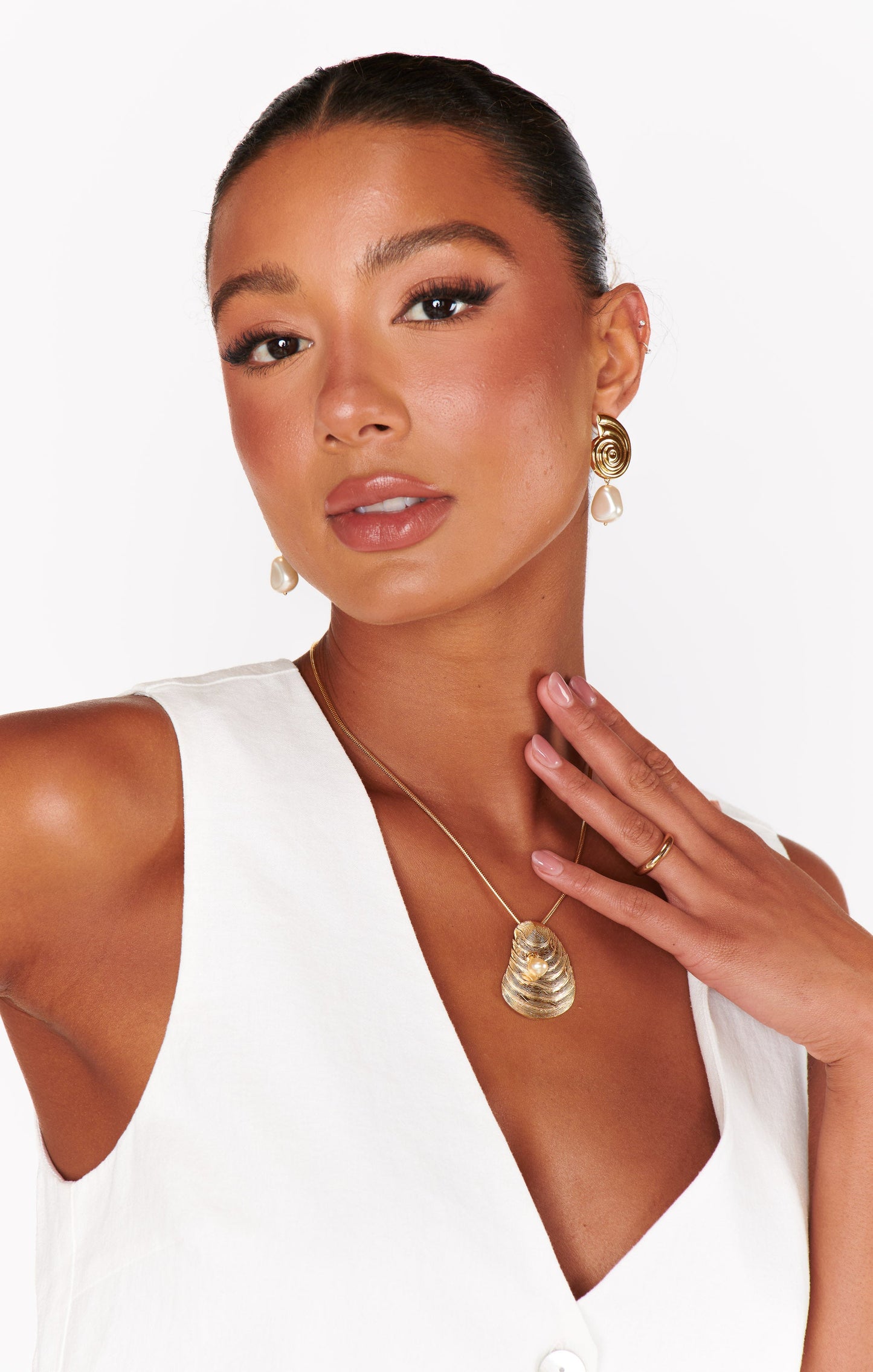 Faithy Jewels Oyster Necklace  ~ Gold