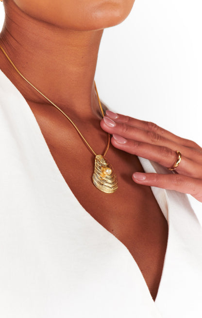 Faithy Jewels Oyster Necklace  ~ Gold